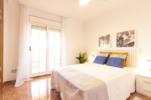 5 bedrooms, iron/ironing board, travel cot, free WiFi - Villa CanPlana, Piscina, 2 min playa, BBQ, Parking (Creixell)