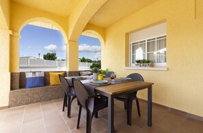 Outdoor dining - Villa CanPlana, Piscina, 2 min playa, BBQ, Parking (Creixell)