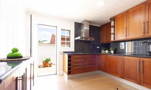 Fridge, microwave, oven, stovetop - Villa CanPlana, Piscina, 2 min playa, BBQ, Parking (Creixell)