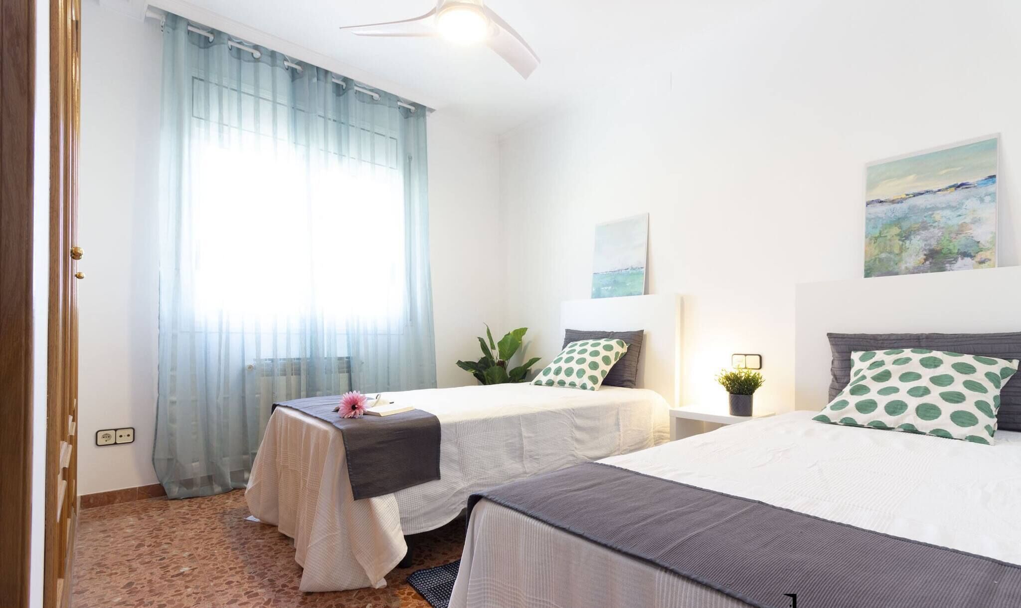 5 slaapkamers, een strijkplank/strijkijzer, gratis wifi, beddengoed