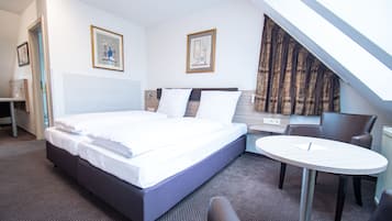 Habitación triple estándar | Escritorio, wifi gratis y ropa de cama