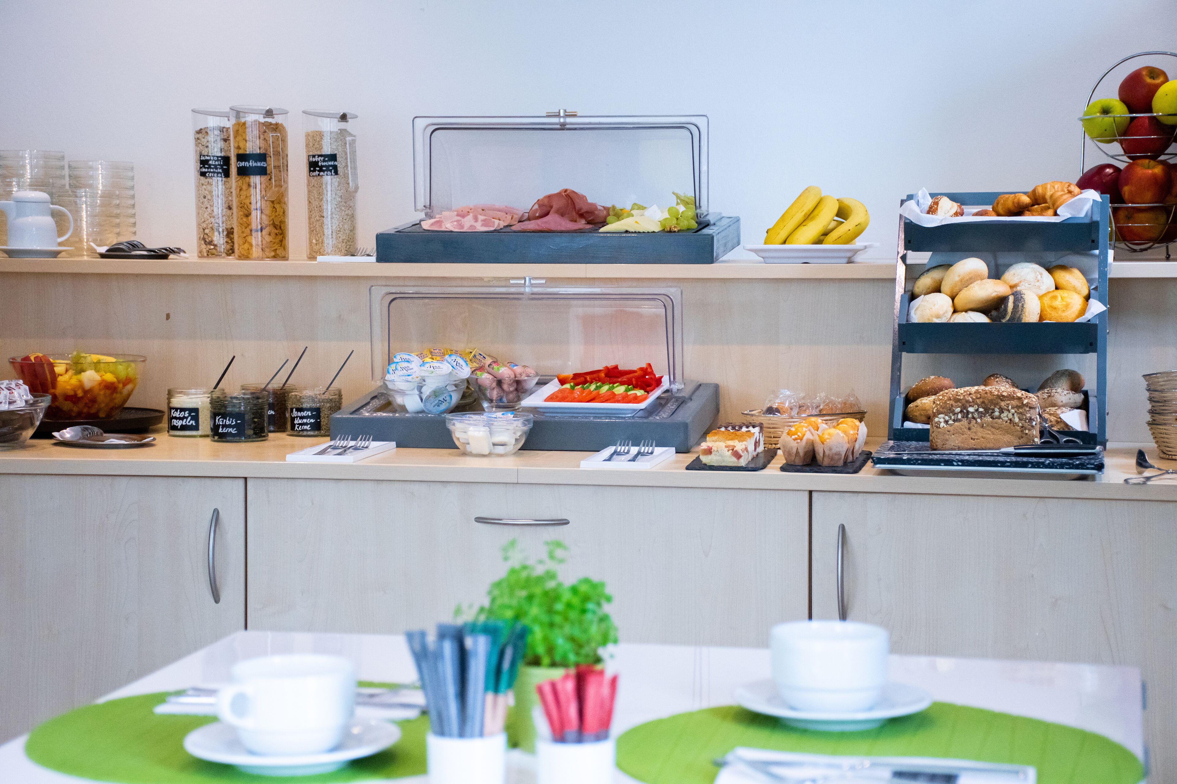 Un buffet proposant une variété de plats et d'accompagnements.
