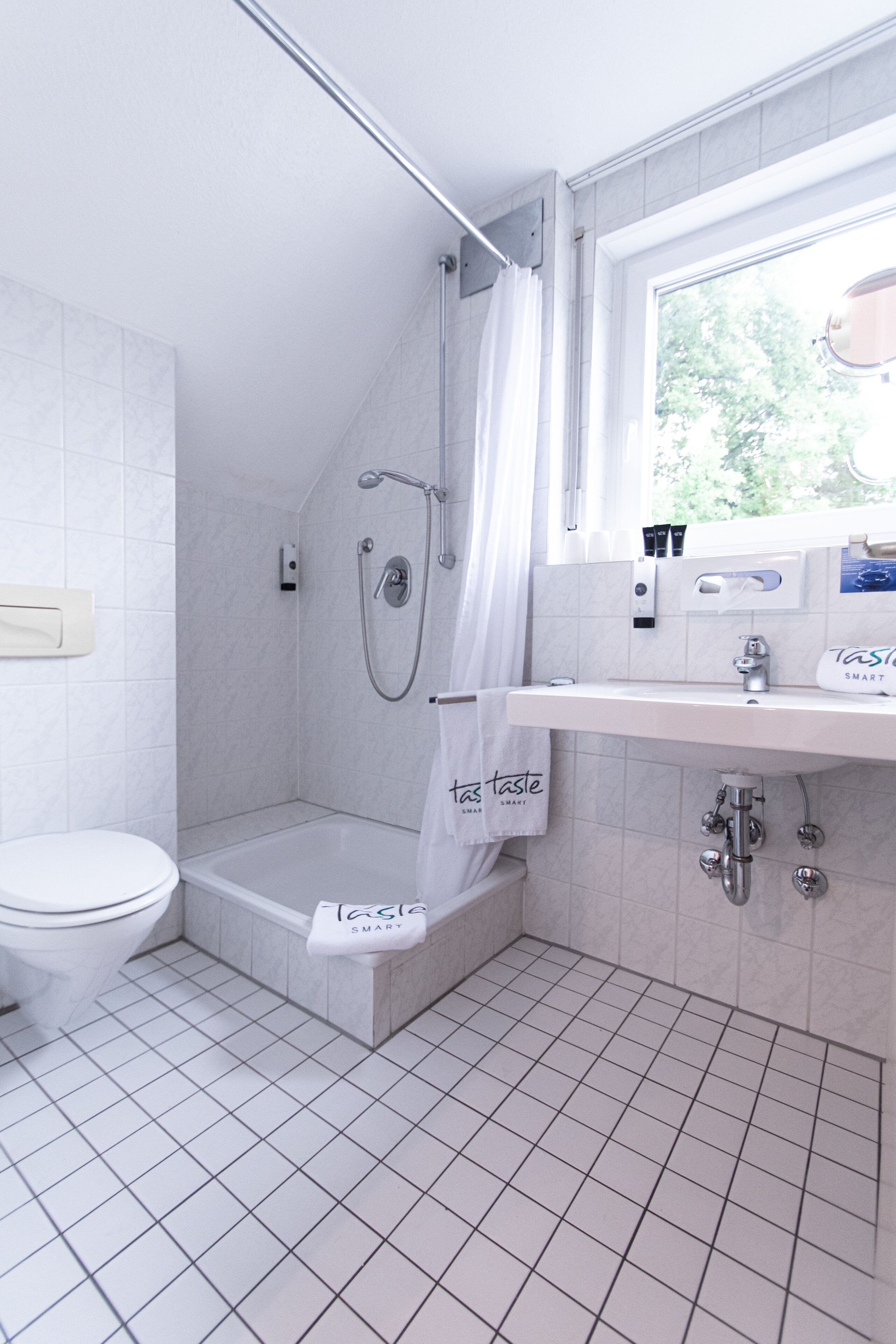 Un baño moderno con ducha, inodoro y lavamanos.