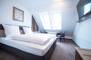 Quarto triplo standard | Escrivaninha, Wi-Fi de cortesia, roupa de cama