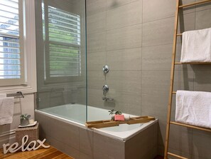 Duschwanne, Regendusche, Haartrockner, Handtücher