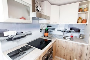 Kylskåp, ugn, spishäll och grytor/köksredskap