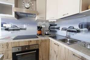 Frigorifero, forno, piano cottura, pentole/stoviglie/utensili