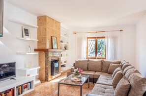 TV - Villa Caülls for 10 persons with swimming pool and near Palma (Marratxi)