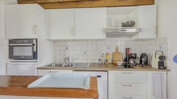 Réfrigérateur, micro-ondes, four, plaque de cuisson