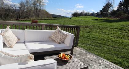 Cozy Ski House in Stowe, 5 min to village, perfect for family/friends getaway