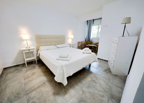 1 slaapkamer, een strijkplank/strijkijzer, wifi, beddengoed