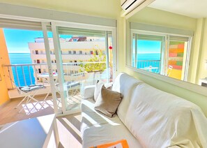 Smart TV - Renovated Beachfront Studio in Marbella Centre (Marbella)