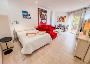 1 slaapkamer, een strijkplank/strijkijzer, wifi, beddengoed