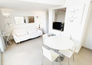 Smart TV - Skol 302 - Superb 1-Bedroom Duplex Apartment in Skol Marbella (Marbella)