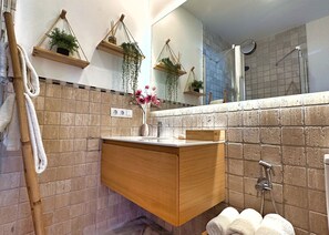 Dusche, Haartrockner, Handtücher