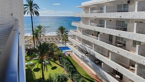 A multi-story hotel with balconies overlooking a beach and pool area. - Skol 444. Fantastic Renovated 1 Bed Apartment in Skol Marbella (Marbella)