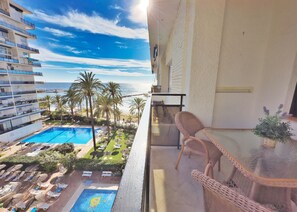 Outdoor dining - Skol 526 - Beachfront 1-Bedroom Apartment With Sea Views (Marbella)
