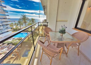 Outdoor dining - Skol 526 - Beachfront 1-Bedroom Apartment With Sea Views (Marbella)