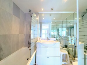 Combined shower/bathtub, hair dryer, towels - Skol 709 - Duplex 1 Bedroom in Skol Marbella with Gibraltar and Sea Views (Marbella)