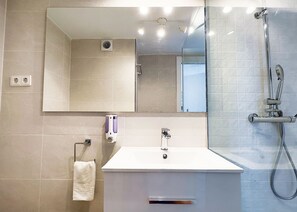 Shower, hair dryer, towels - Skol 727 - Lovely 2-Bedroom Duplex Holiday Home in Skol Marbella (Marbella)