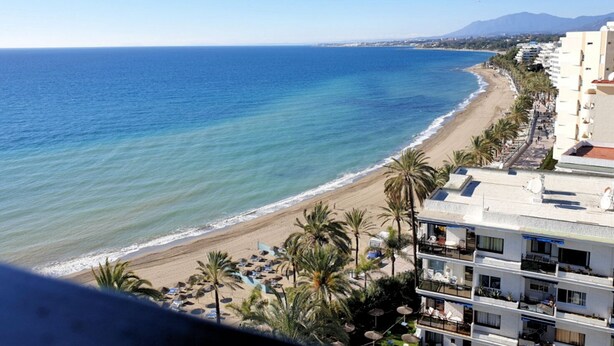 A coastal hotel with a beach view, multiple balconies, and a pool area. - Skol 803. Apartment With Amazing Views In Edificio Skol (Marbella)