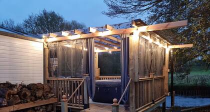 Riverside Cabin - Sleeps 2 - Hottub - Parking