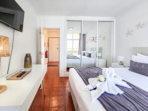 Fer et planche à repasser, Wi-Fi gratuit, draps fournis