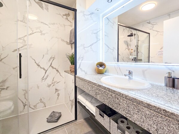 Bathtub, bidet, towels