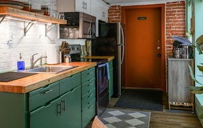 Coffee/tea maker, fridge, microwave, oven