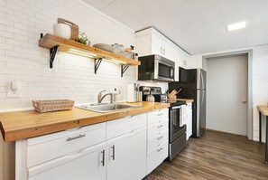 ثلاجة، ميكروويف، فرن، موقد طهي مسطح