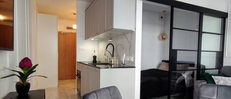 Refrigerador, tetera/pava eléctrica, utensilios de cocina