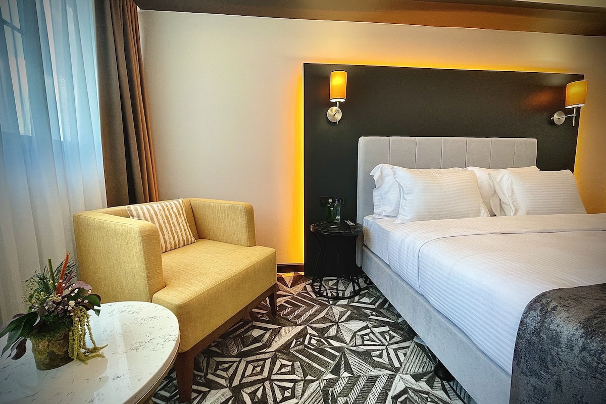 2 bedrooms, premium bedding, minibar, in-room safe