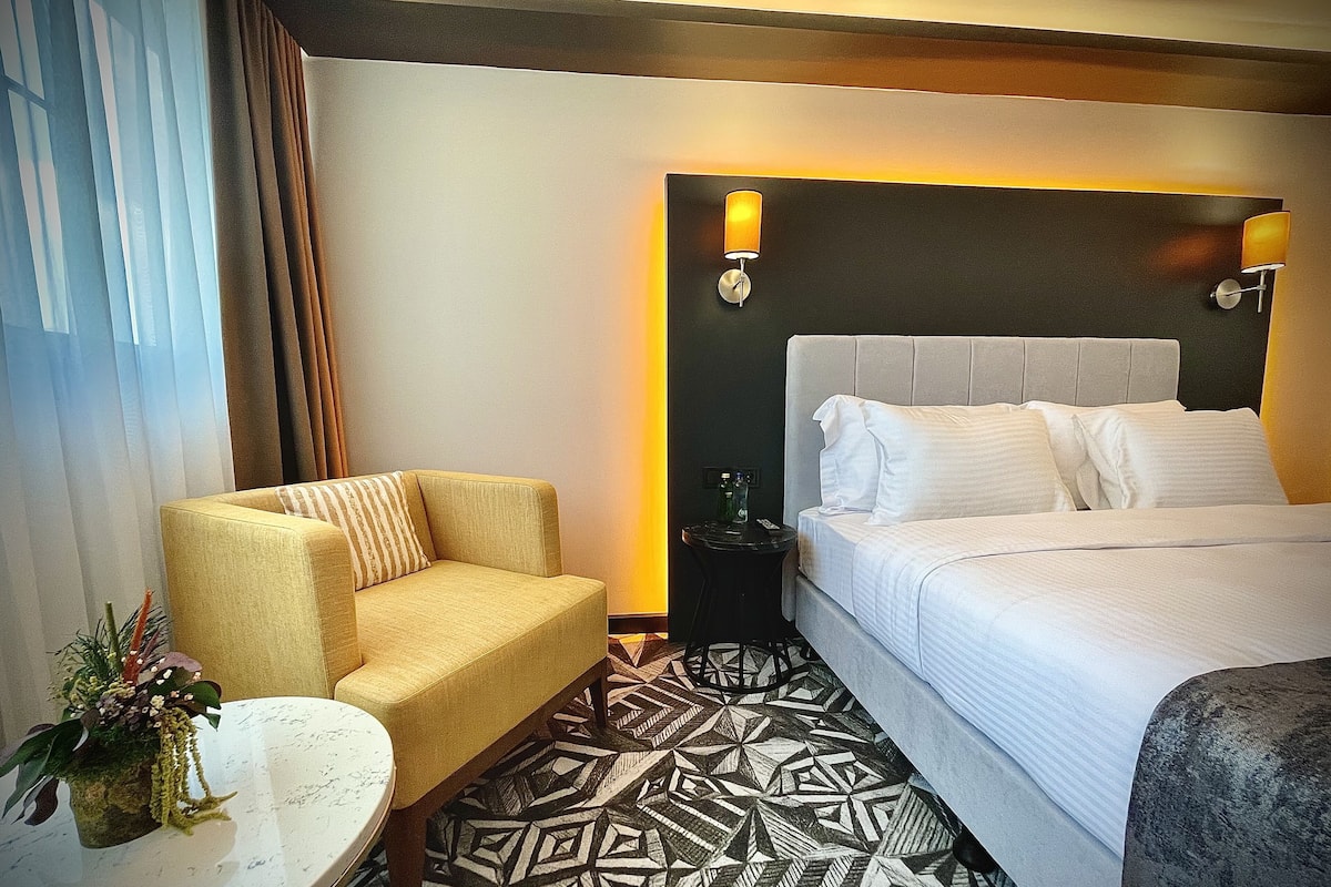 2 bedrooms, premium bedding, minibar, in-room safe