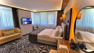2 bedrooms, premium bedding, minibar, in-room safe