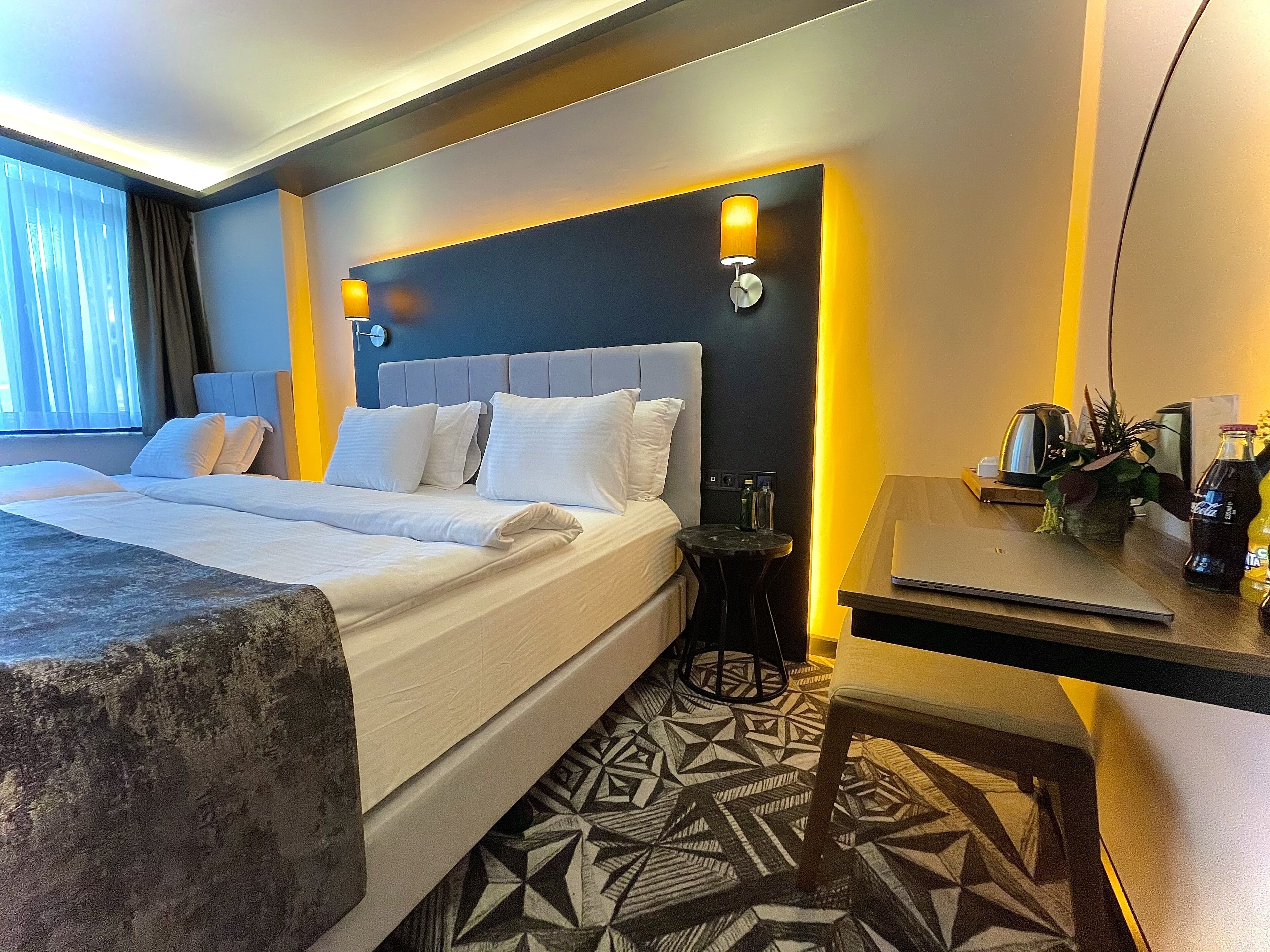 standard triple room | premium bedding, minibar, in-room safe, desk