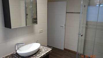 Dusche, Haartrockner, Handtücher