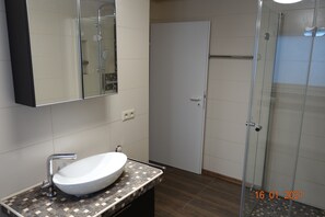 Shower, hair dryer, towels