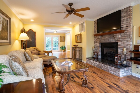 Een televisie en een open haard