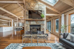 Télévision, cheminée, baby-foot