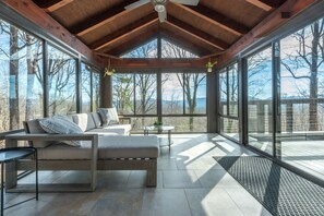 Télévision, cheminée, baby-foot