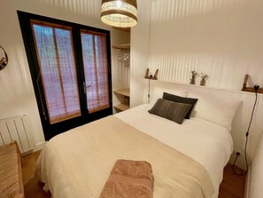 7 bedrooms, desk, iron/ironing board, travel crib
