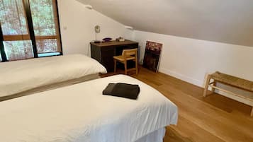 7 habitaciones, escritorio y tabla de planchar con plancha