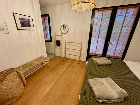 A room with a bed, a bench, a ladder, and a window with a view. - Modern Villa with Cap Ferret feeling A0306 (Lège-Cap-Ferret)