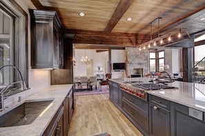 House, 6 Bedrooms | Private kitchen