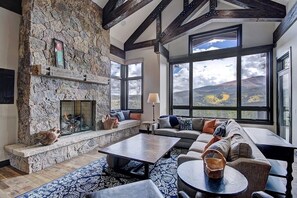 House, 6 Bedrooms | Living area