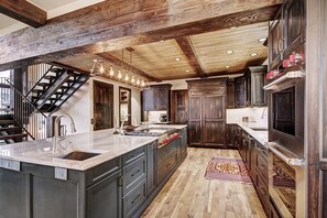 House, 6 Bedrooms | Private kitchen