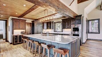 House, 6 Bedrooms | Private kitchen
