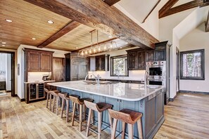 House, 6 Bedrooms | Private kitchen