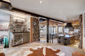 House, 4 Bedrooms | Private kitchen