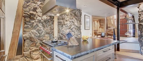 House, 4 Bedrooms | Private kitchen